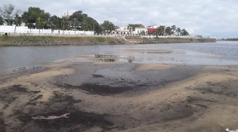 El río Corrientes amenazado por una empresa que realizó un dique para contener sus aguas
